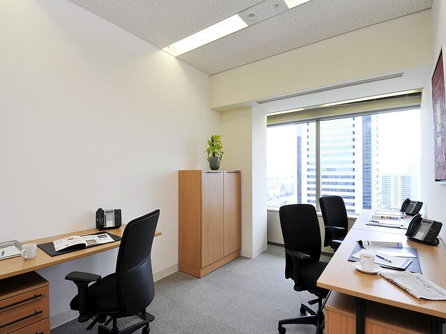 個室_備え付けの家具を利用することで、オフィス移転の負担を軽減できます。