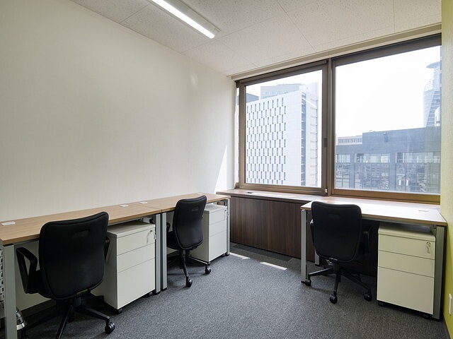 個室_自然光も取り入れる設計で、明るいオフィス空間を作っています。
