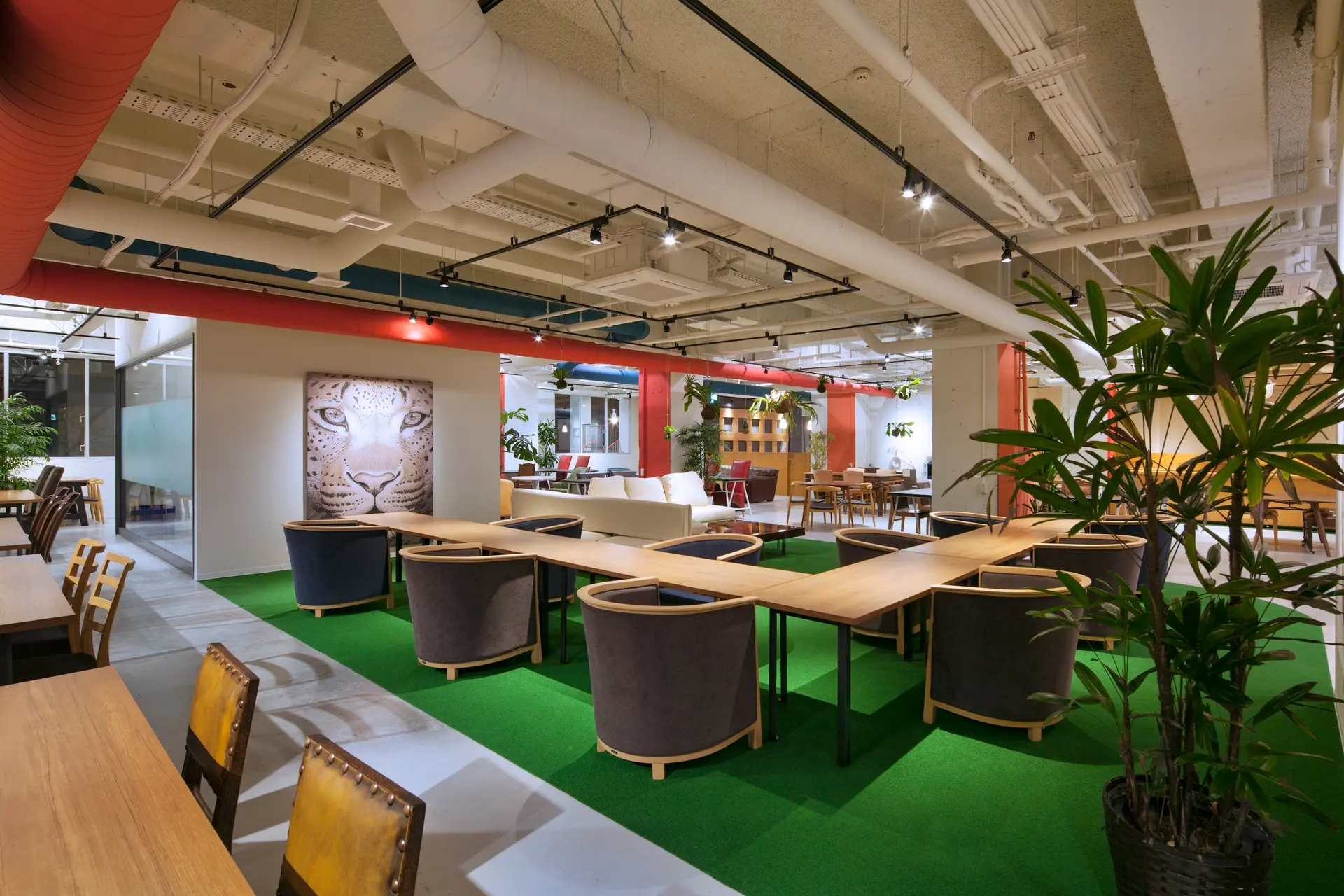 ラウンジ_開放的かつオシャレなワークスペースは、メンバーのみでなくご来訪のお客様にもご好評です