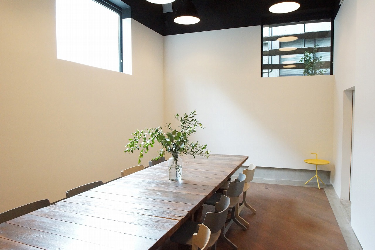 Common Area_B1F Meeting Room | Studio type meeting room with high ceiling *Chairs have been changed to Aeron chairs