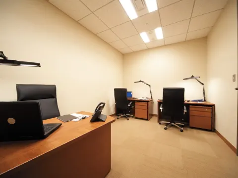 個室_ブラウン基調の重厚感あふれるオフィス空間です。