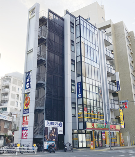 外観_オープンオフィス赤坂センターは、福岡市の大正通り沿い、警固交差点そばの警固ロイヤルビル4階～6階に位置します。