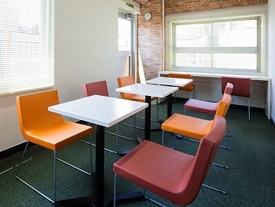 共用部_オフィス9Fには休憩・打ち合わせ等に使えるフリースペースが用意されています。
