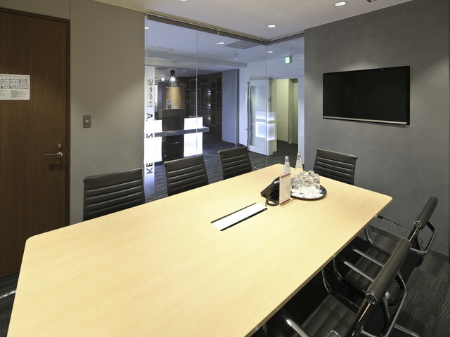 共用部_会議室。シンプルな内装の会議室で会議に集中できます。