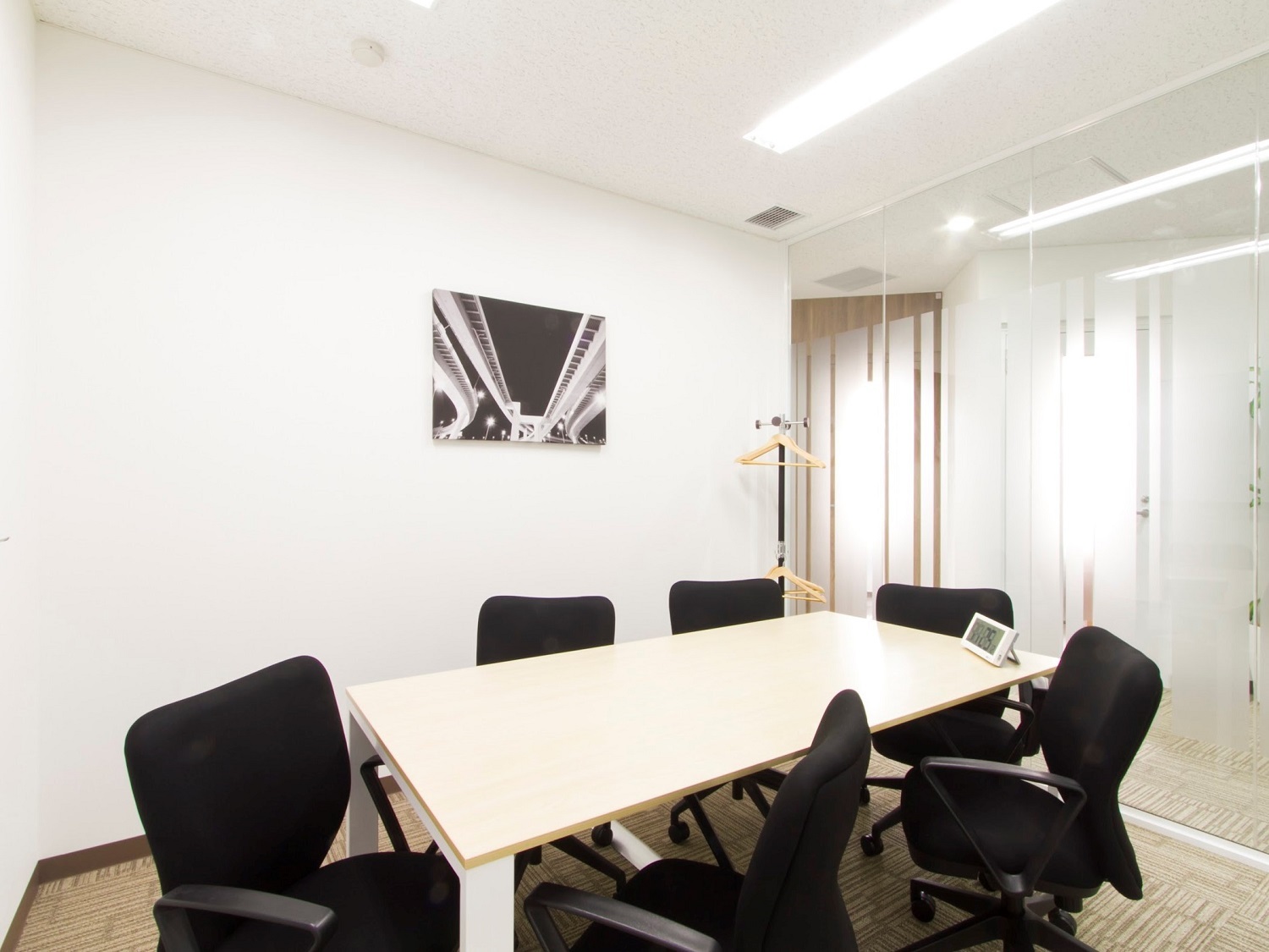 共用部_会議室。完全個室の会議室となっており、プライバシーが確保された空間となっています。