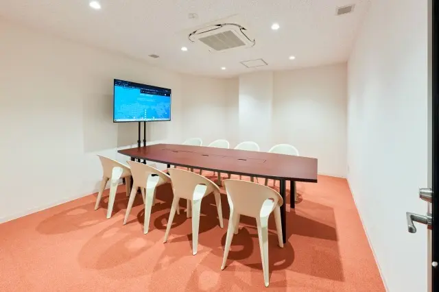 共用部_会議室。8名以上での利用も可能です。