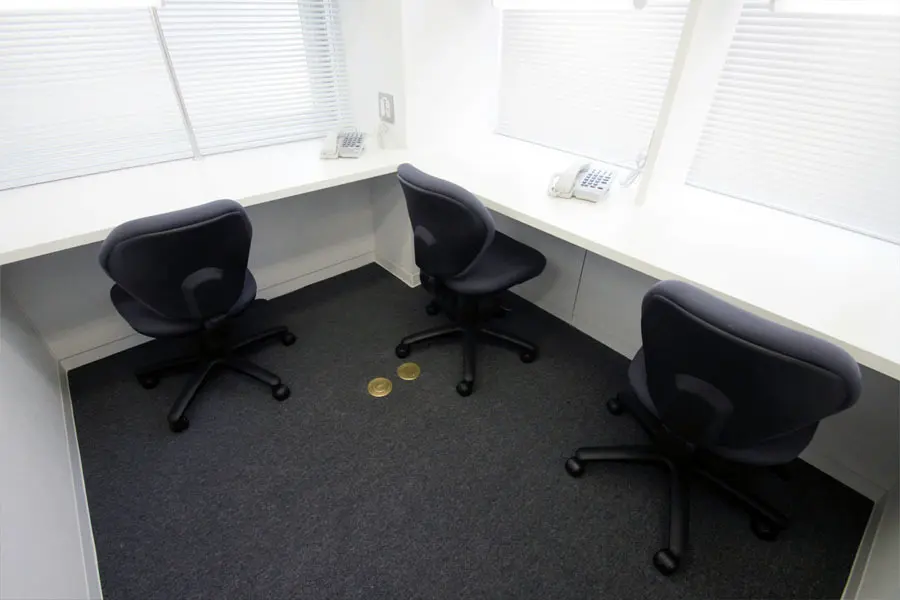 ブース_家具類が備え付けなので身一つでオフィスに入居する事が可能です