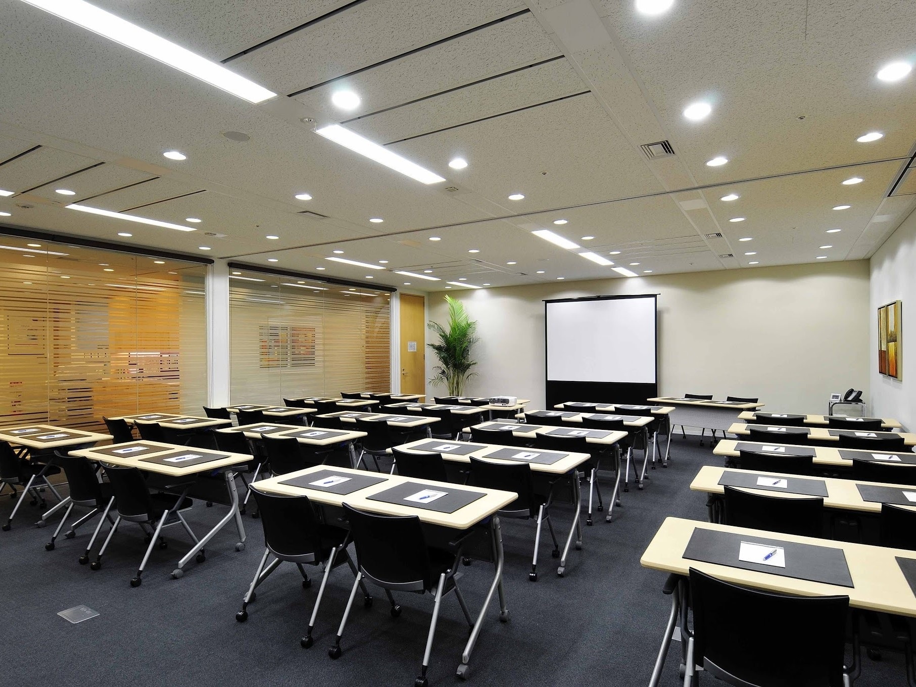 共用部_セミナールーム。研修・セミナーの際にもご利用いただける大規模なお部屋が用意されています。