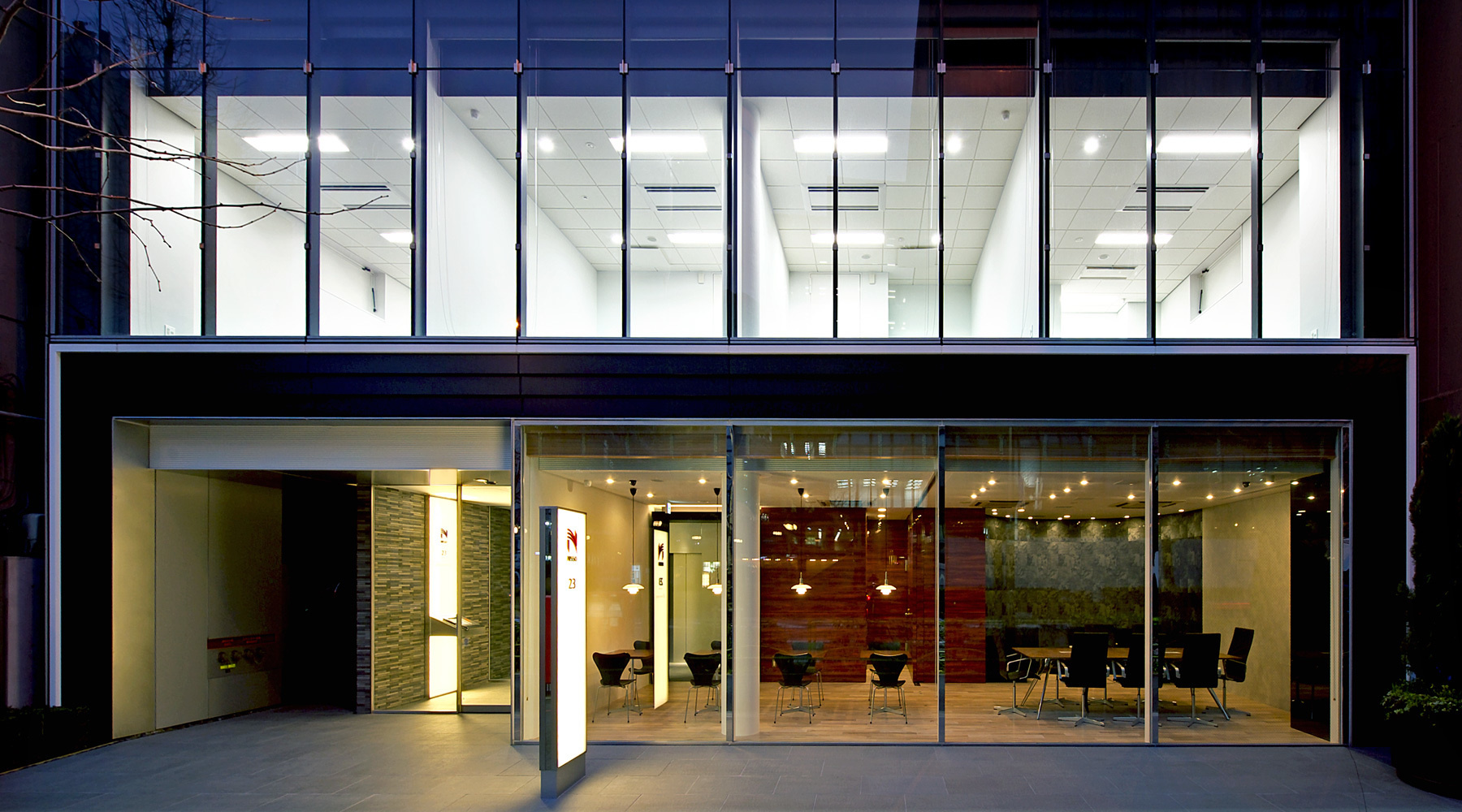 Exterior_The office features a glass wall with a ceiling height of 2.6m