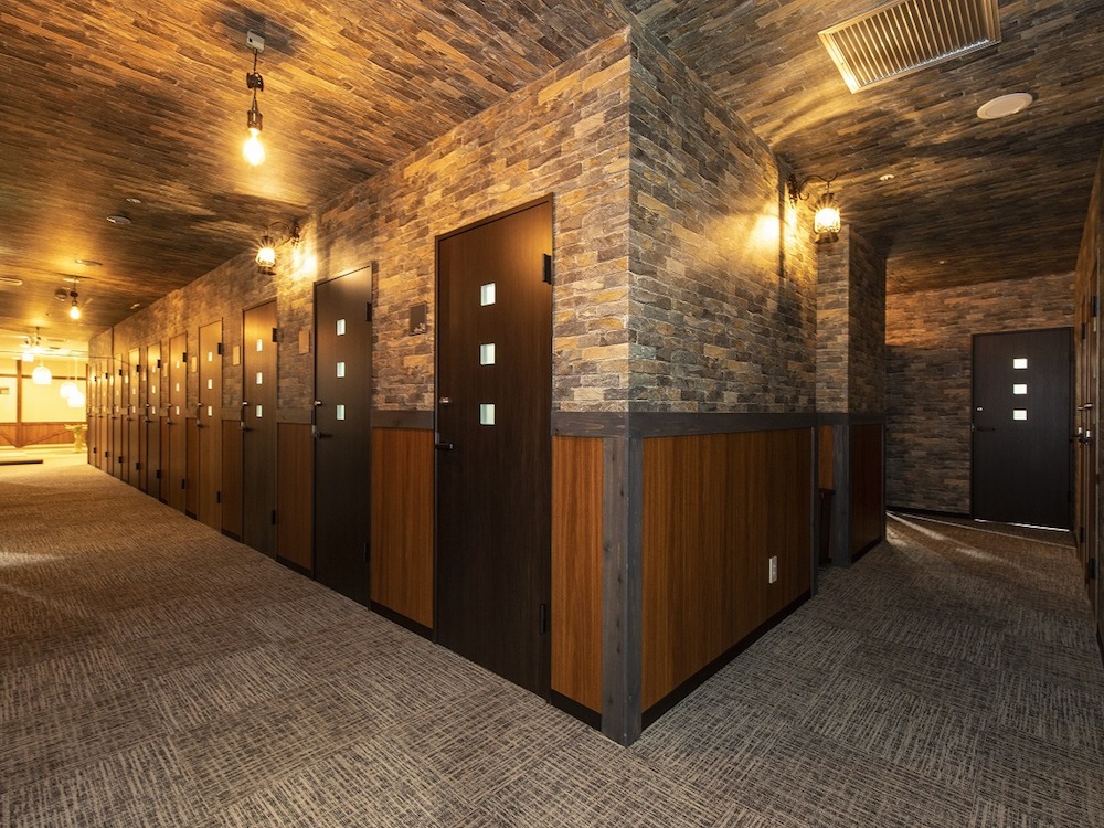 廊下_廊下も秘密基地のような内装で統一されています