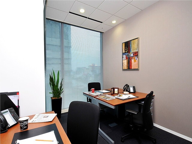 個室_天井高を高くすることで、オフィスの開放感を作り出しています。