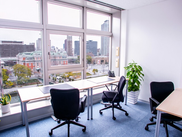 個室_窓際の個室からは大阪のオフィス街を一望できます。