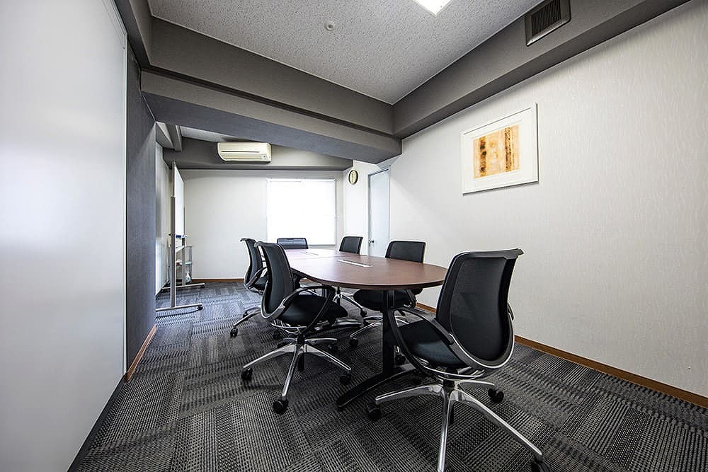 2階会議室_完全個室の会議室のため、プライバシーが確保された空間となっています。