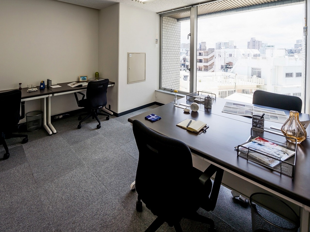 個室_オフィス家具、通信環境完備ですのですぐに仕事に取り掛かれます。
