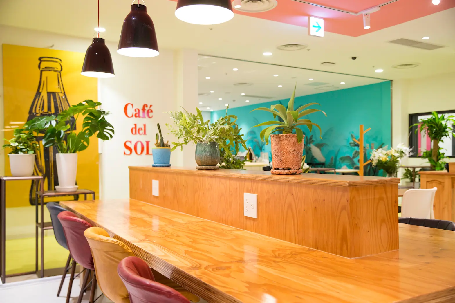 ラウンジ_どのようなビジネスシーンでもご利用いただける、利便性の高いコワーキングスペースです