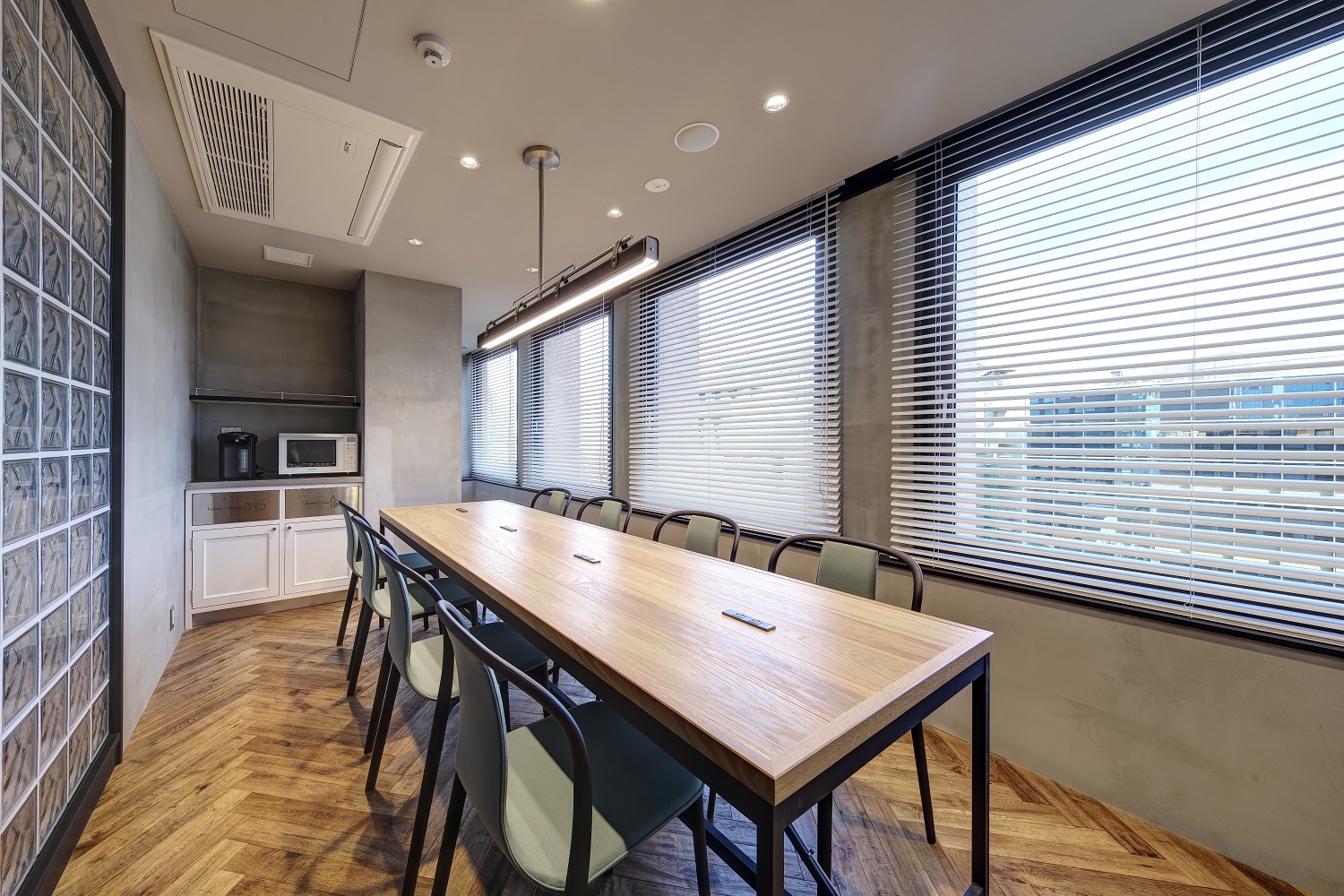 Dining room with space for eating and drinking, water heater and microwave