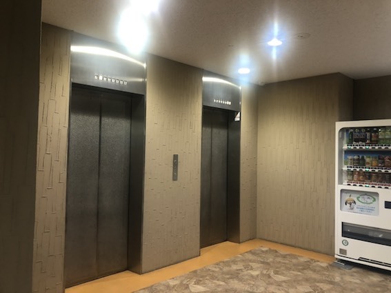 エントランス_ホテルのようにラグジュアリーなエレベーターホールです
