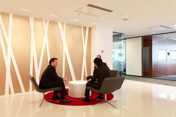 受付_オフィス受付には軽い商談や来客対応のできるソファースペースもご用意されています