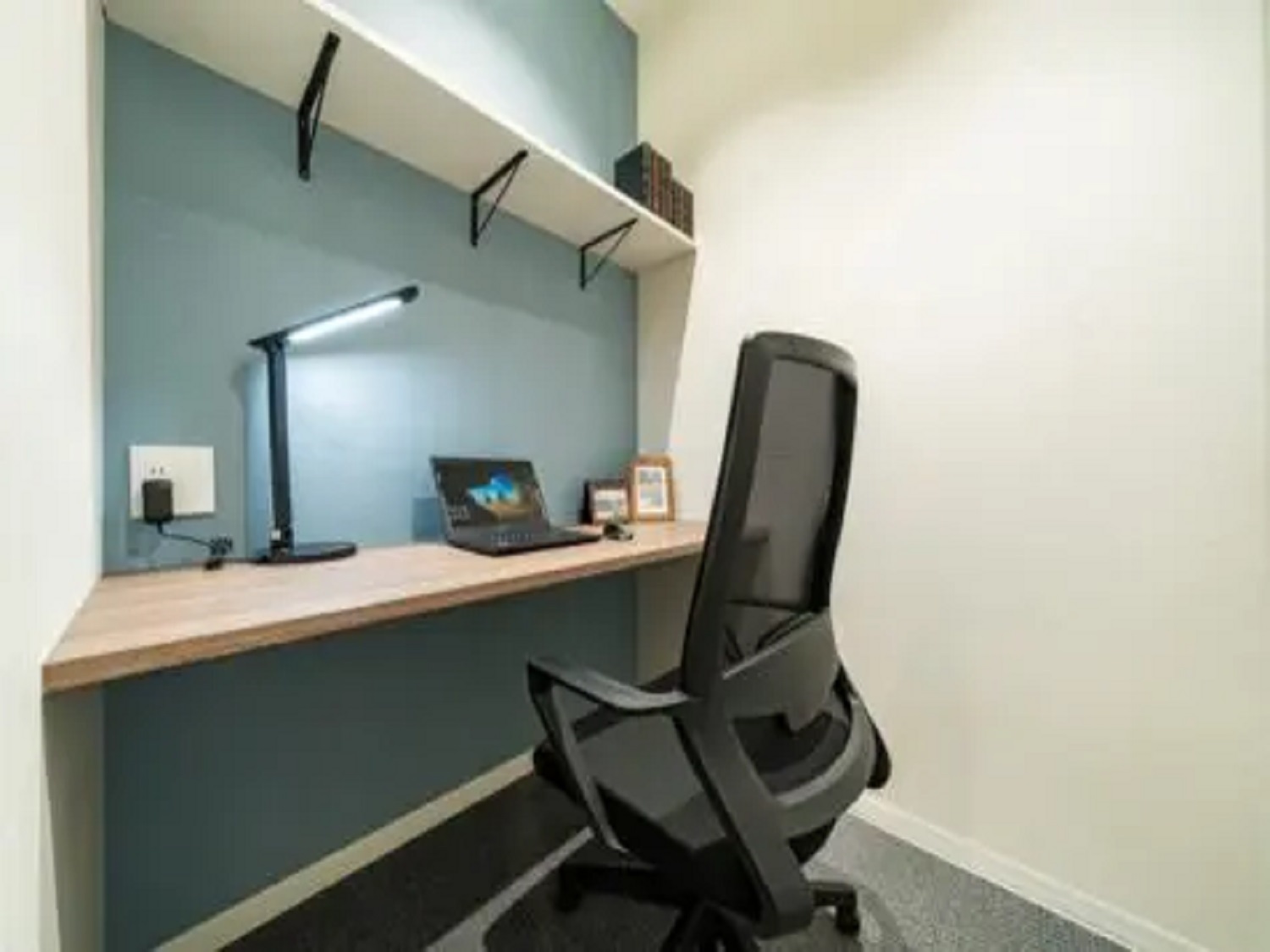 1名個室_机、椅子、キャビネットが付いています。©BIZcomfort