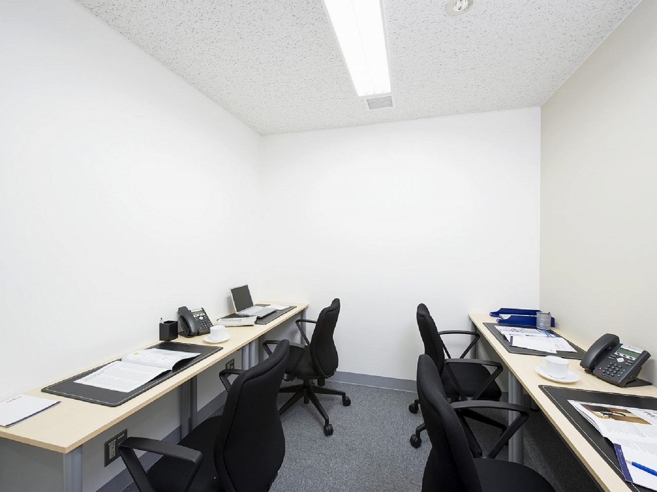 個室_オフィス家具だけでなく、通信環境も完備ですぐに仕事に取り掛かれます。