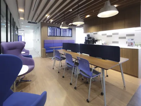Common area_Business lounge. Various types of desks and chairs are available for residents to use according to their purposes.