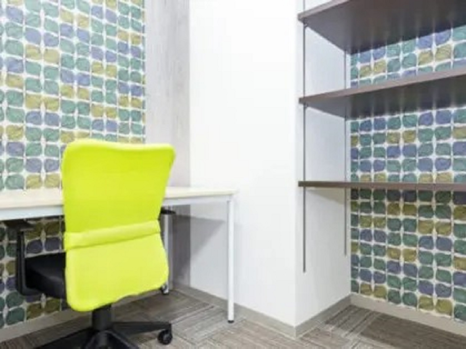 個室_1名用の個室です。明るくシンプルなデザインが施されています。©BIZcomfort