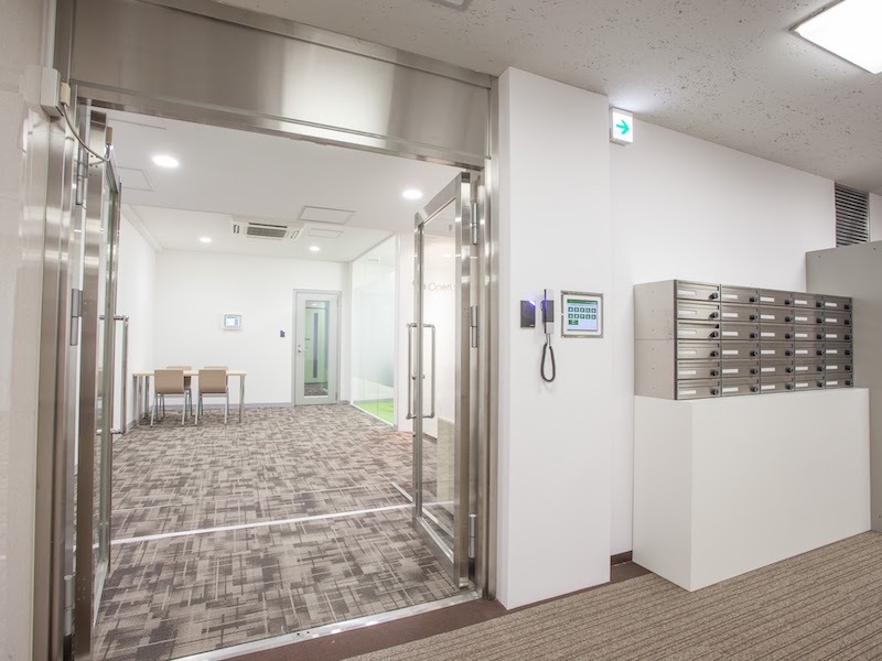 外観_エントランス。ICカードキーによる入室管理システムが導入されており安心してご利用いただけます。