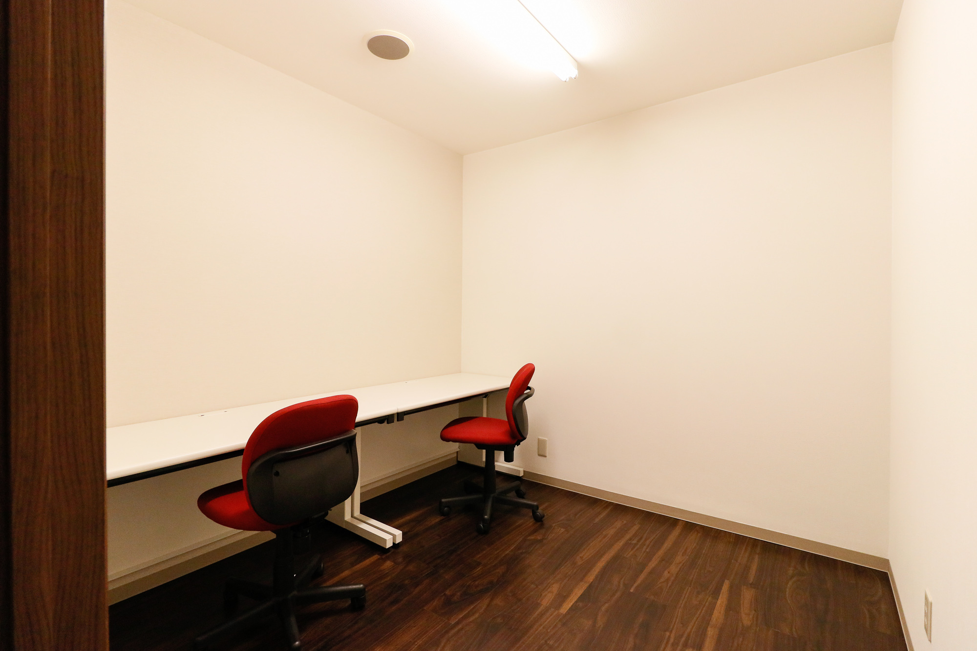専有部_個室。複合機や家具の持ち込みが可能で、自由にレイアウトを変更できます。