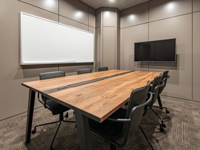 Common area_Meeting rooms: 2 meeting rooms for 6 people and 1 meeting room for 8 people are available (for a fee).