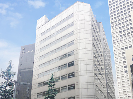 外観_ホワイトがかったグレーカラーのビルです