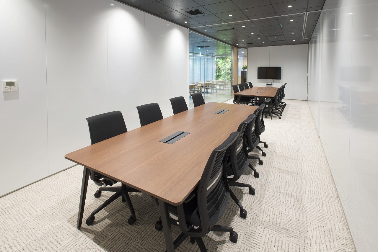 会議室_オフィス内に２つある会議室はつなげて大型の会議室にも利用する事も可能です