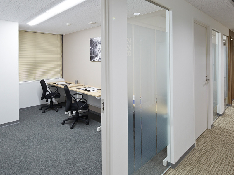 個室_曇りガラスで機密性を守りつつ圧迫感のないオフィスになっています