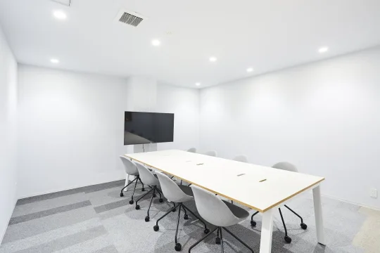 共用部_会議室。3室(4名×2、8名)あり、広々お使いいただけます。