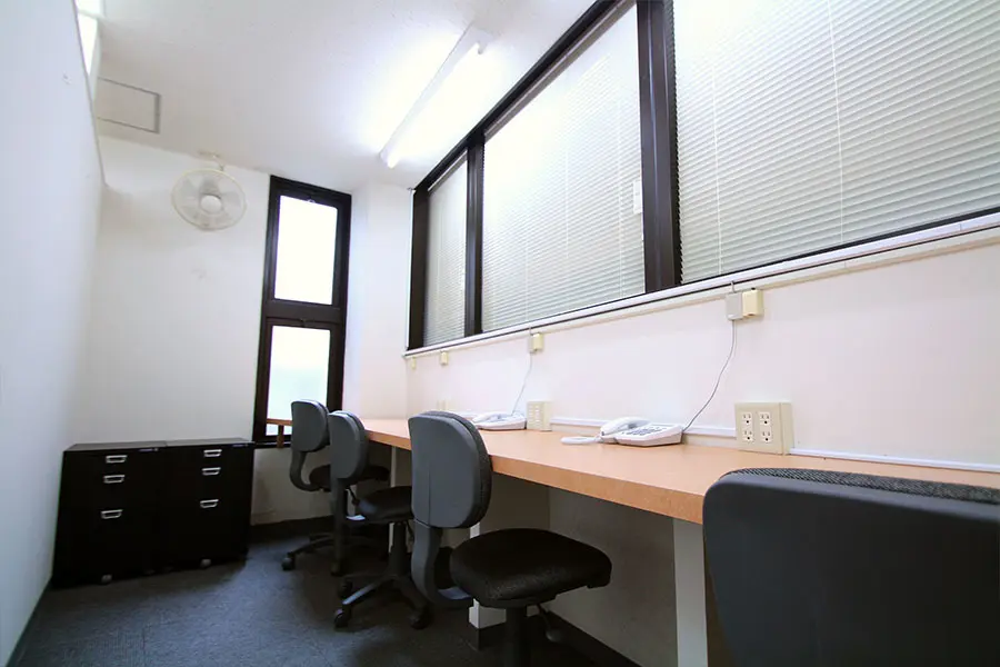 ブース_窓側の個室は明るく開放的です