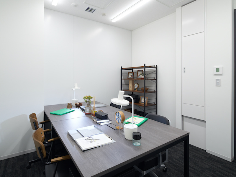 個室_オフィス家具は必要に応じて有無の選択が可能です。