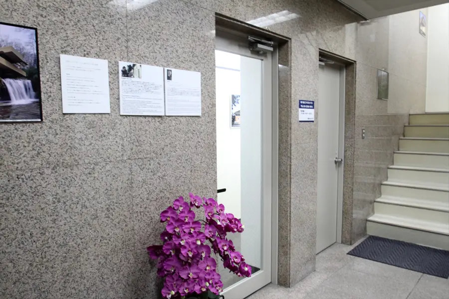 エントランス_事務所は2階にあり常駐の受付スタッフが出迎えてくれます