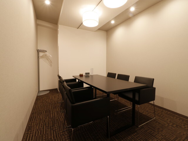 共用部_会議室。会議室は1階待合スペースの隣に2部屋ございます。