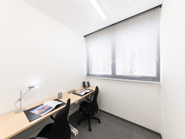 個室_窓付きのオフィスもあり、開放的な空間で作業することも可能です。