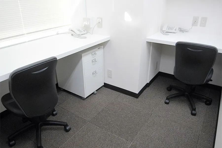 ブース_家具類が備え付けなので身一つでオフィスに入居する事が可能です