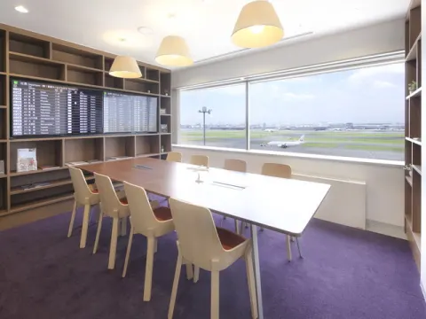 Common Area_Conference Room. Taking advantage of its location in the airport, it can be used for meetings with clients who gather from all over the country.