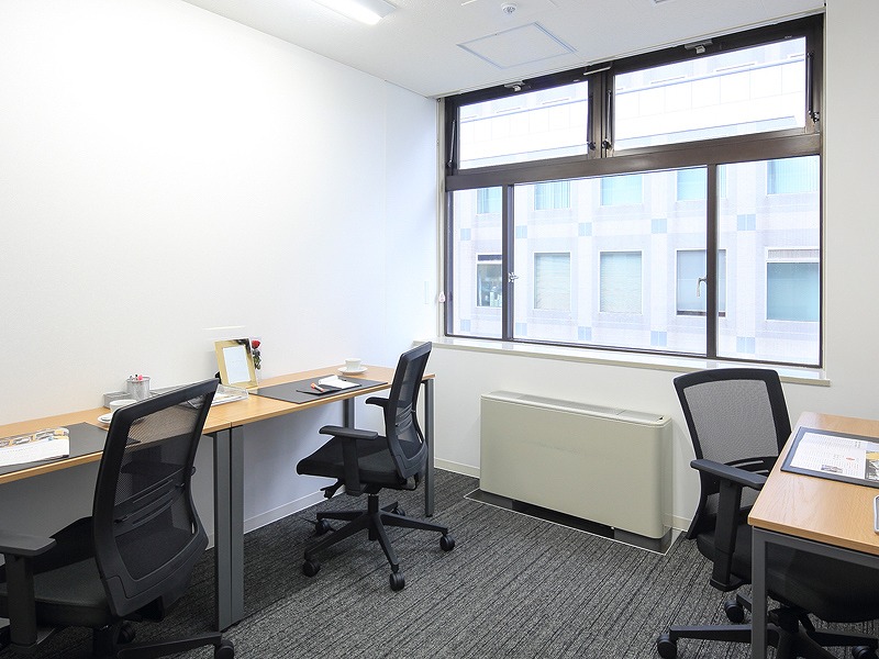 個室_オフィス家具やインターネット環境は標準装備となっています。