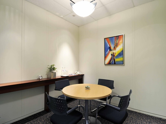 共用部_会議室。少人数用の会議スペースです。会議室は時間貸しにて利用いただけます。