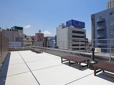 共用部_屋上。ビルの屋上は自由に利用することができ、ランチや休憩などの際にお使いいただけます。