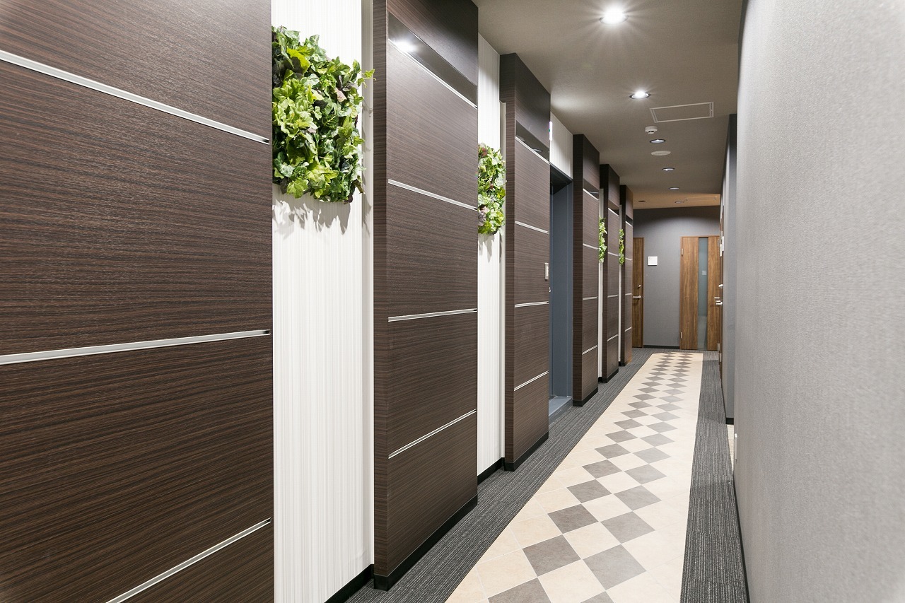 共用廊下_内観はシックなデザインのため、落ち着いてビジネスに集中できます。