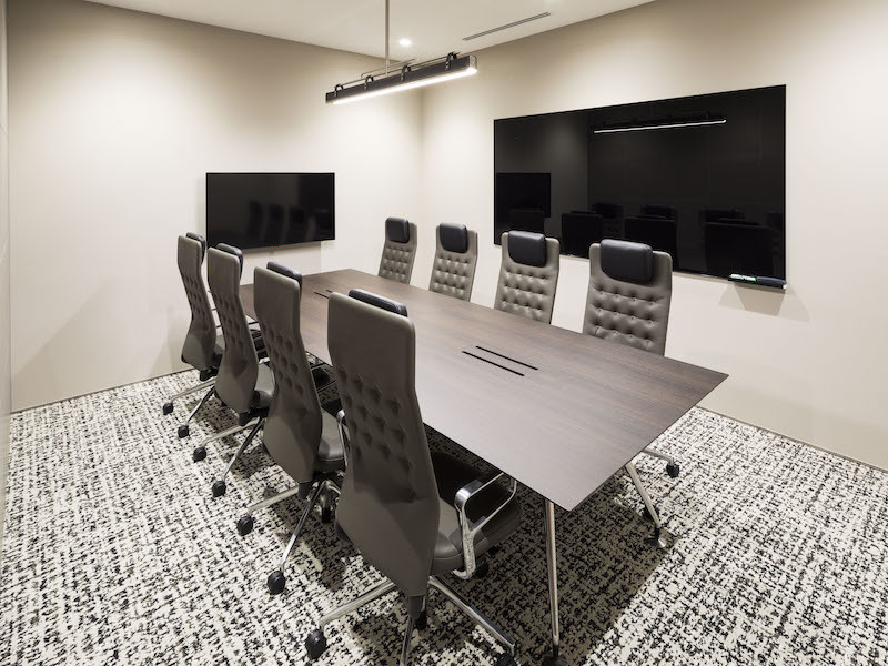 共用部_会議室。利用人数に合わせて複数の会議室が設けられています。