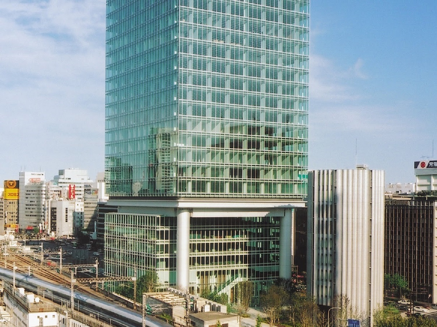 外観_オフィスはビル8階と13階にございます。