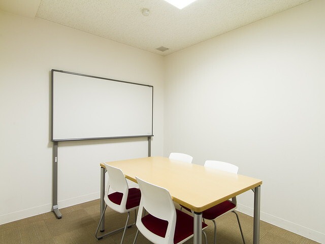 共用部_会議室。少人数から貸し出し可能で、さまざまな用途で利用可能です。