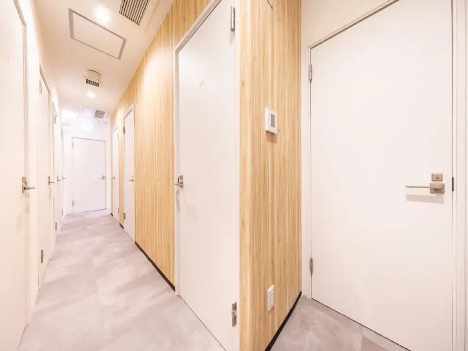 共用部_廊下。各個室は施錠可能で、セキュリティー面でも安心です。©bizcircle