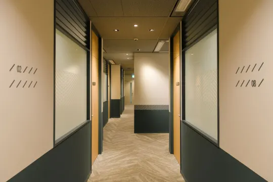 共用部_廊下_ハイセンスなデザインの廊下です_各室は鍵で施錠することができます_