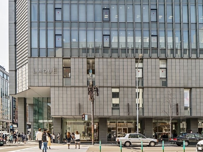 外観_京都観光の中心、四条烏丸の一角に構えるビルにオフィスがあります。